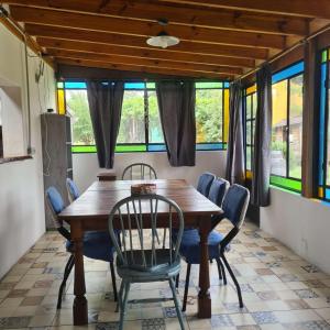 una sala da pranzo con tavolo e sedie in legno di Casa de campo boutique a 18 minutos de Merlo a Cortaderas