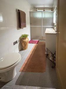 Koupelna v ubytování Localização perfeita! Apartamento 3 quartos a 30m do mar na Barra Sul + 21 fotografií