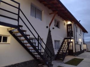 Budova, kde se chata nachází