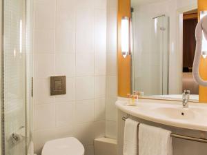 Bilik mandi di Ibis Lagos Ikeja