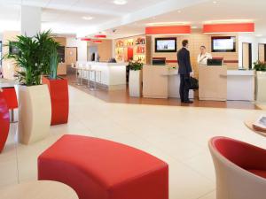 Lobi atau kawasan kaunter penerimaan di Ibis Lagos Ikeja
