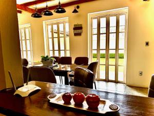 a dining room with tables and chairs with red apples on a tray at CASA SÁNCHEZ in Zacatlán