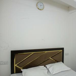 Giường trong phòng chung tại Awadh Biharee Inn