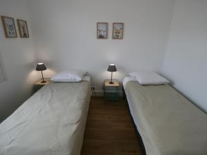 Posteľ alebo postele v izbe v ubytovaní Maison Rénovée 200m du Centre et 350m Plage - Cour Fermée, 2 Chambres, Tout Équipé - FR-1-22-322