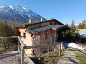 a small house with a mountain in the background at Chalet spacieux au soleil près des pistes, idéal pour 9 personnes - FR-1-445-219 in Montgenèvre