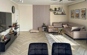 a living room with a couch and a table at Stunning Home In Kamien Pomorski in Kamień Pomorski