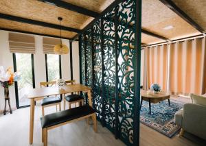 un comedor con una pared estampada en blanco y negro en Uma Valley Homestay - Nature Oasis near Hay Yai, en Ban Wang Ching