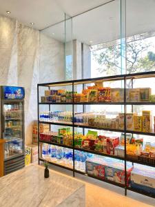 Supermarket nebo jiné obchody v  hotelu nebo okolí