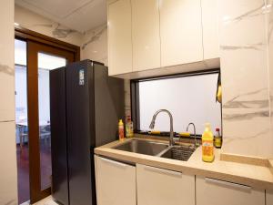 Köök või kööginurk majutusasutuses Yiweidu Youth Apartment