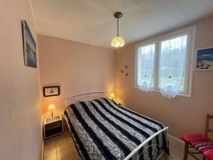 En eller flere senge i et værelse på Villa rénovée près du lac, Biscarrosse - FR-1-831-2