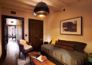 Khu vực ghế ngồi tại The Ludlow Hotel