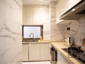 Köök või kööginurk majutusasutuses Yiweidu Youth Apartment