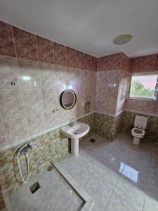 Ένα μπάνιο στο North coast Villa , private pool