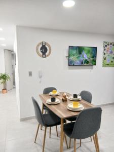 a dining room with a wooden table and chairs at Vacaciones por el eje cafetero in Circasia