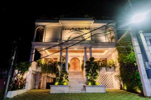 akritkritkritkritkritkritkrit house at night with stairs leading up to at Campbar 4 by AGATA in Canggu