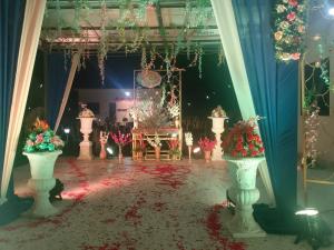una habitación llena de jarrones llenos de flores en Dhaulidhar Farms, en Greater Noida 34 fotos más