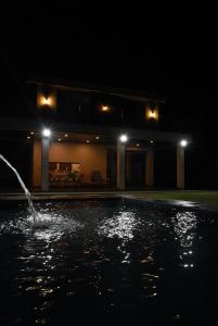 ein Schwimmbad in der Nacht mit einem Haus in der Unterkunft Live the Mar Adentro experience in Santa Cruz de la Sierra