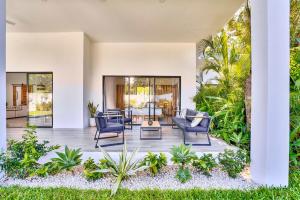 Un jardín fuera de Wonderful Villa with a Pool near the Beach