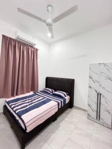 Ένα ή περισσότερα κρεβάτια σε δωμάτιο στο Homestay Taman Sari Unit C, Kota Bharu