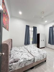 Ένα ή περισσότερα κρεβάτια σε δωμάτιο στο Homestay Taman Sari Unit C, Kota Bharu