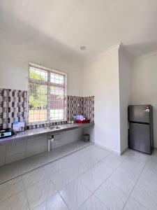 Η κουζίνα ή μικρή κουζίνα στο Homestay Taman Sari Unit C, Kota Bharu