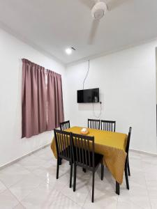 Μια τηλεόραση ή/και κέντρο ψυχαγωγίας στο Homestay Taman Sari Unit C, Kota Bharu +3 φωτογραφίες