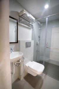 Koupelna v ubytování Sunrise Business Hotel + 55 fotografií