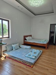 a room with two beds in a room at Dathao in Thôn Dương Xuân Hạ