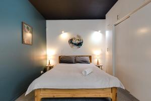 Ένα ή περισσότερα κρεβάτια σε δωμάτιο στο Cuba St Apartment & Parking