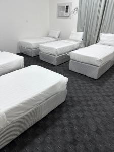 メディナにあるعماره الاوائل الحديثهのベッド4台が備わる客室です。