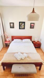 Postel nebo postele na pokoji v ubytování Luxury Beach Apartment w Sunset Sea Views