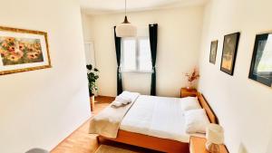 Postel nebo postele na pokoji v ubytování Luxury Beach Apartment w Sunset Sea Views