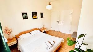 Postel nebo postele na pokoji v ubytování Luxury Beach Apartment w Sunset Sea Views