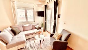 Posezení v ubytování Luxury Beach Apartment w Sunset Sea Views