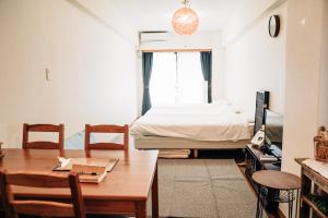 Postel nebo postele na pokoji v ubytování Tipy records inn room