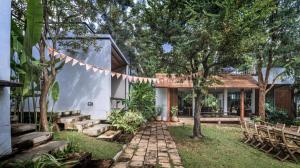 una casa con una ghirlanda sul davanti di Varn Boutique Resort a Mu Si