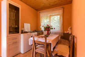 uma cozinha com uma mesa com um vaso de flores em Apartment Sjekloca em Virpazar