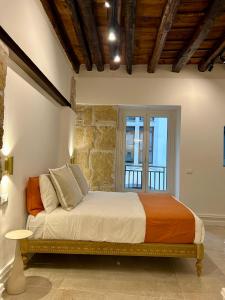 ein Schlafzimmer mit einem Bett in einem Zimmer mit einem Fenster in der Unterkunft Addimura rooms in Palermo + 23 Fotos