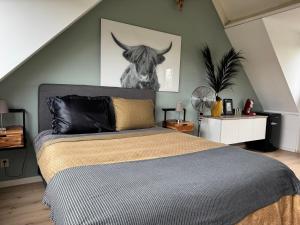 Postel nebo postele na pokoji v ubytování Loft met veel zonlicht