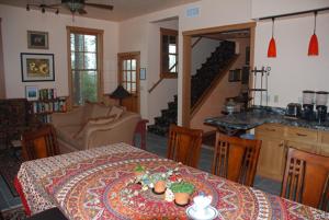 a living room with a table and a living room with a tableablish at Sierra Trails Inn in Elliott Corner