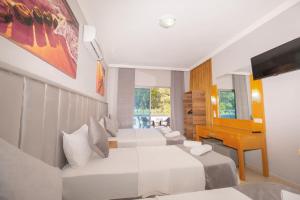TV a/nebo společenská místnost v ubytování Infinity Hotel