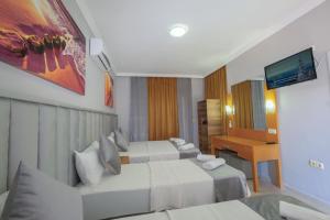 TV a/nebo společenská místnost v ubytování Infinity Hotel
