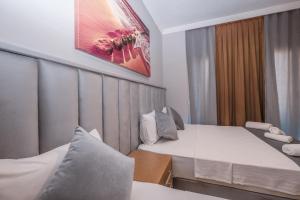 Postel nebo postele na pokoji v ubytování Infinity Hotel