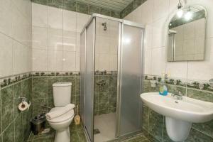 Koupelna v ubytování Infinity Hotel