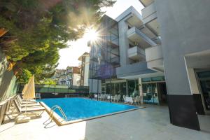 Bazén v ubytování Infinity Hotel nebo v jeho okolí