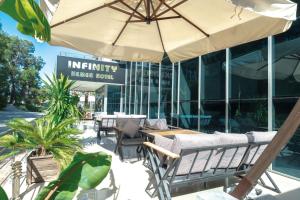 Patio nebo venkovní prostory v ubytování Infinity Hotel