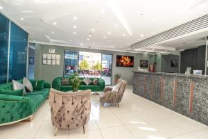 TV a/nebo společenská místnost v ubytování Infinity Hotel