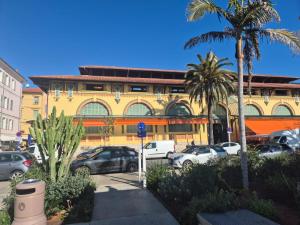 a parking lot with cars parked in front of a building at Orangerie- Menton centro-ideale inverno in Menton +7 photos