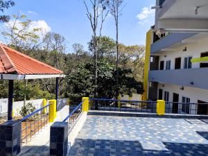 Balkón nebo terasa v ubytování The Ishank Resorts Yercaud Hills