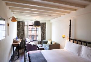 Tempat tidur dalam kamar di The Ludlow Hotel